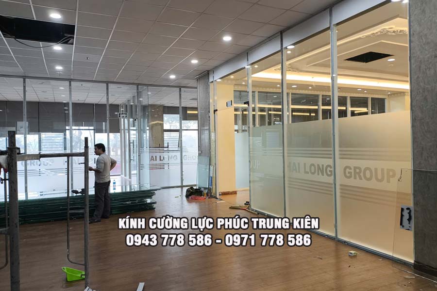 kính cường lực trong trung tâm thương mại